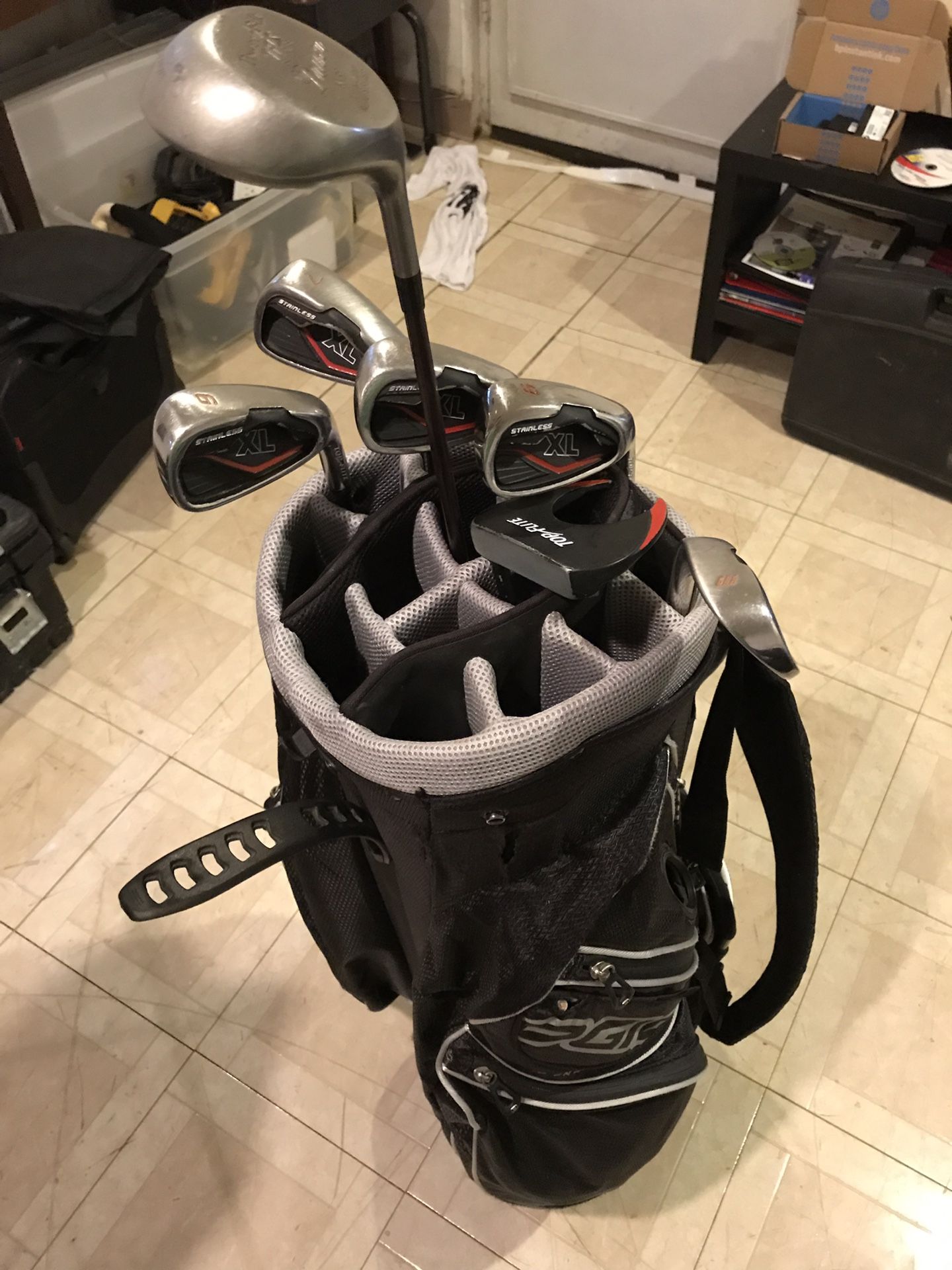 Used golf bag. Good for beginners set