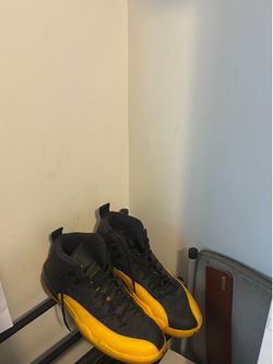 Jordan 12. Black/Yellow