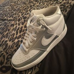 Nike Court Vision Mid Sneaker 