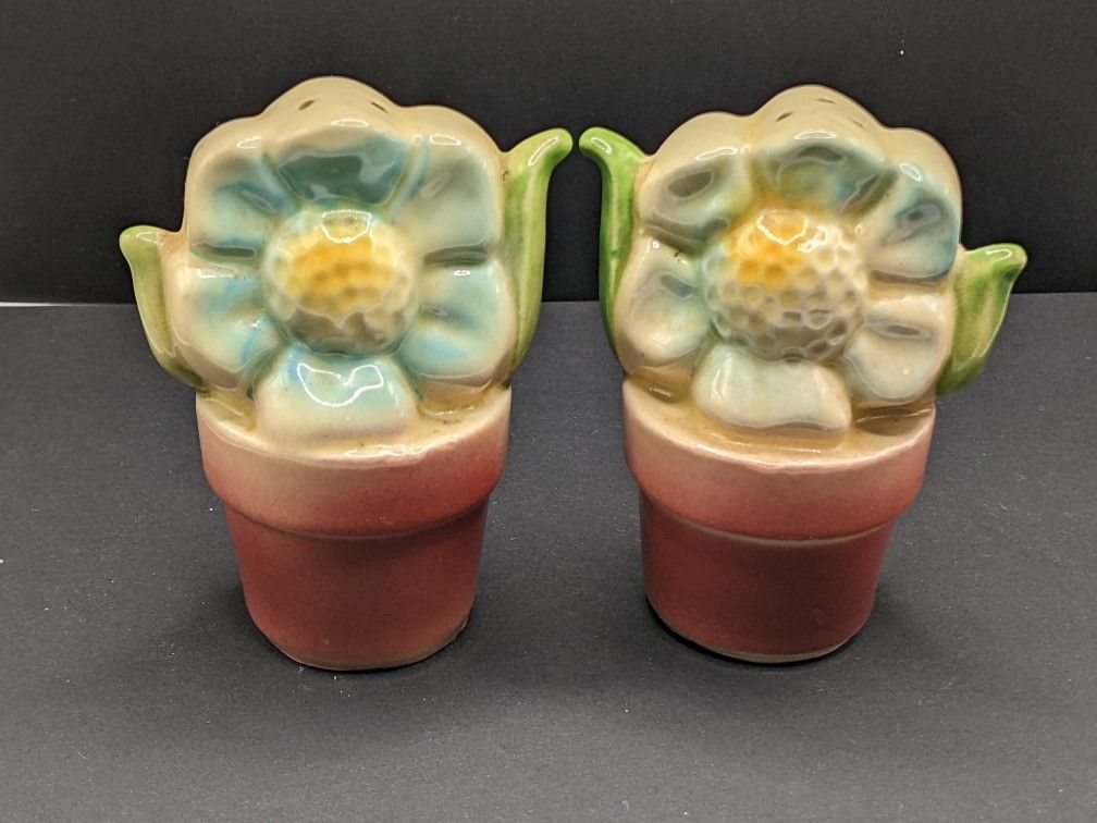 1940s Shawnee Pottery Flower Pot Salt & Pepper Shakers