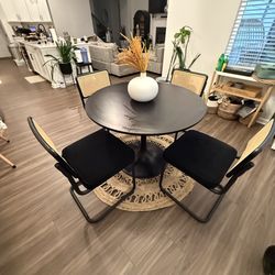 Dining table w/ Chairs