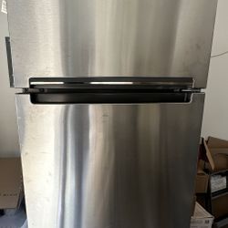 Whirlpool Refrigerator Top Freezer Like Brand new Barely used new $800 plus  