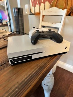 Xbox One S 1 TB w/controllers