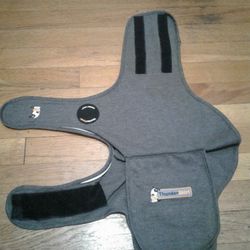 ThunderShirt for Dogs, Small, Heather Gray Classic - Dog Anxiety Relief Calming Vest Only Used Once. Message me anytime if interested will send more p