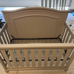 Crib / Toddler Bed / Kids bed With Dresser 