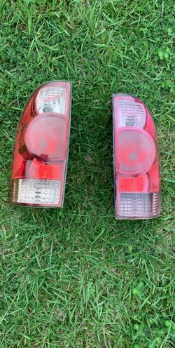05-11 Toyota Tacoma tail lights