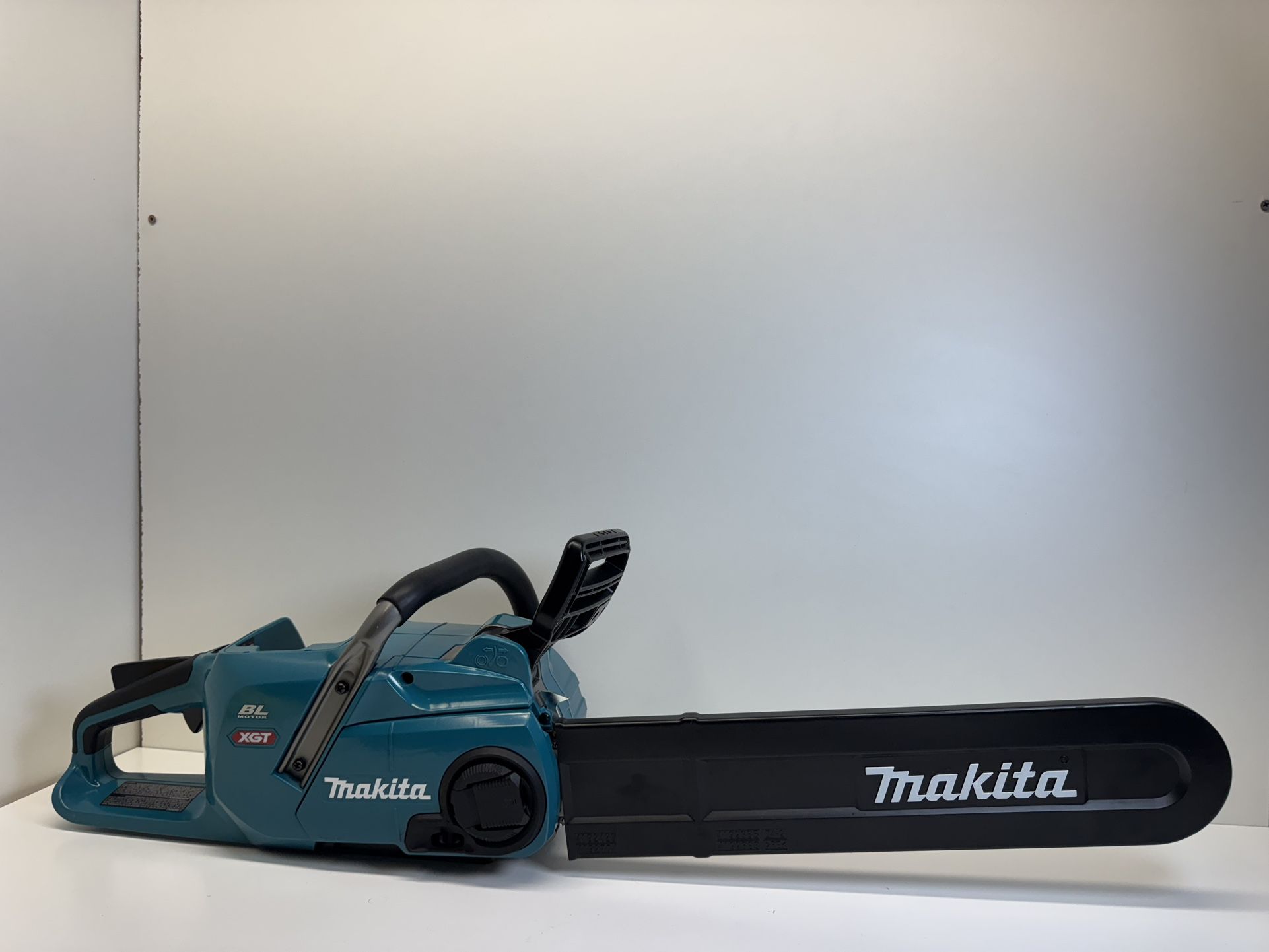 Brand New Makita XGT 18 in. 40V max Brushless Electric Cordless Battery Chainsaw (Tool Only)