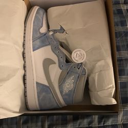 Air Jordan 1 Hyper Royal 