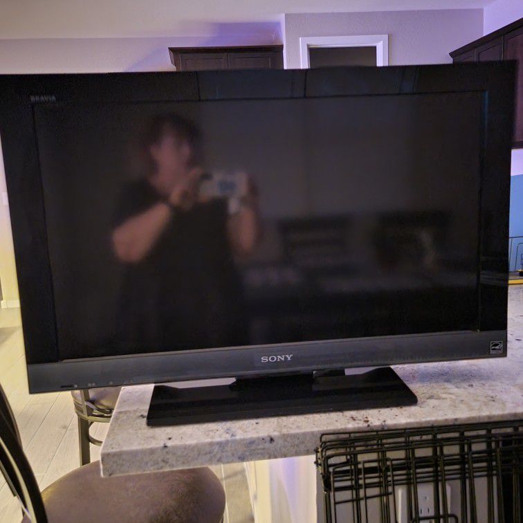 32" Sony Bravia 1080p HD LCD TV with extras