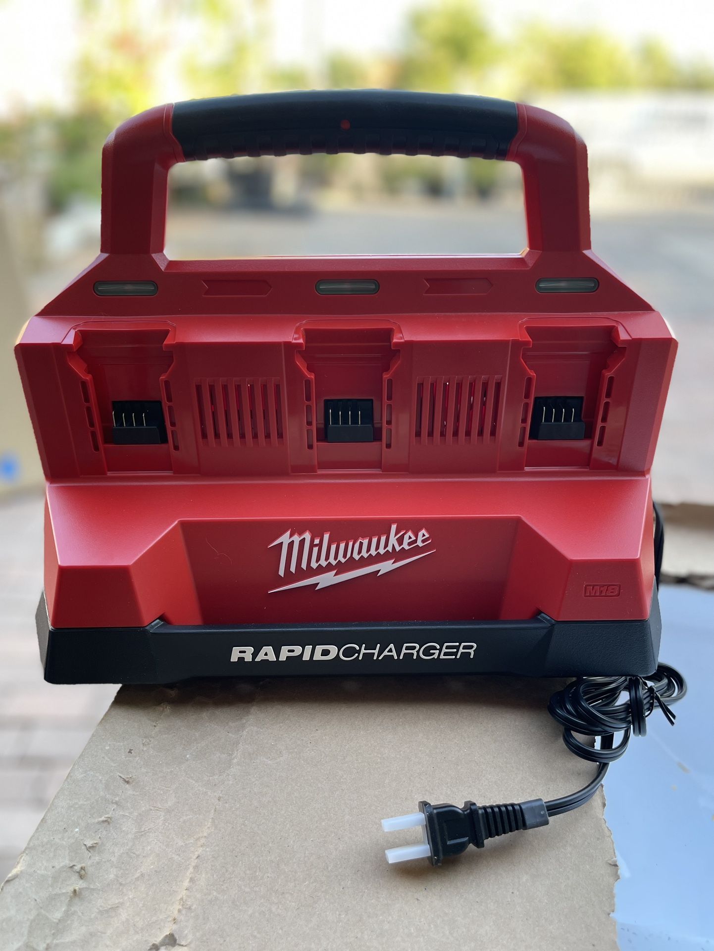 M18 18V Lithium-Ion PACKOUT 6-Port Rapid Charger