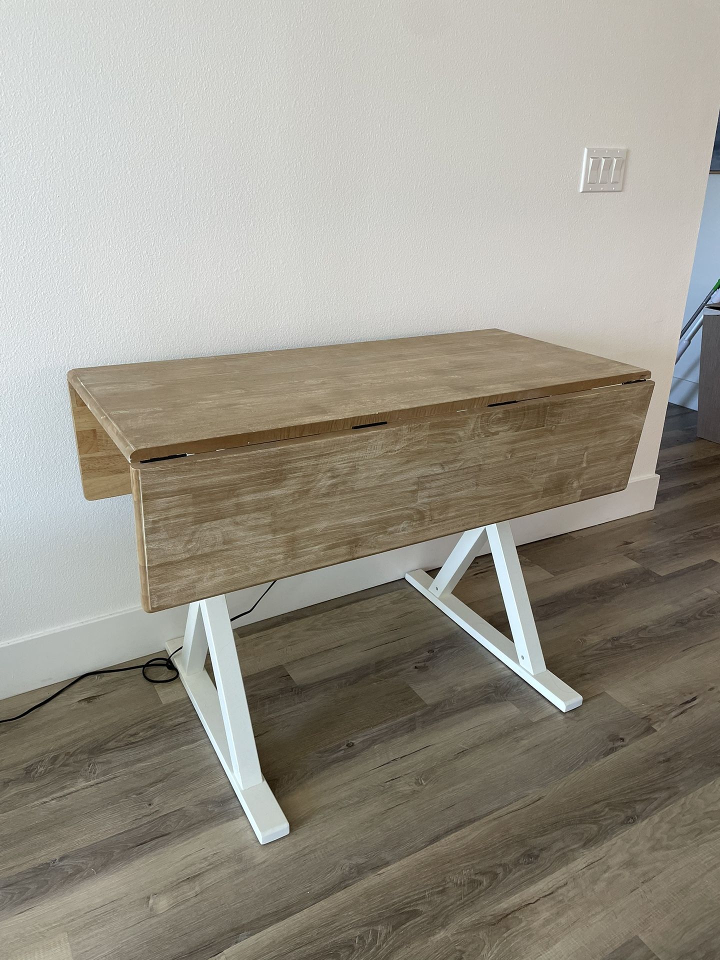 Foldable kitchen table