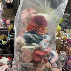 A Small Bag Full Of Baby Girl Headbands A Lot Of Them In Excellent Condition / Some Are New / Lots Of Them / Different Styles And Material 