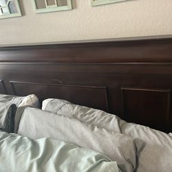 Se vende juego de cuarto 6 piezas con espejo y cajoneras base y colchón incluidos I sell room set 5 pieces 6 including mattress and chest of drawers o