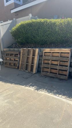 3 Free Pallets