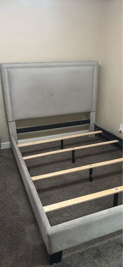 Queen bed fram