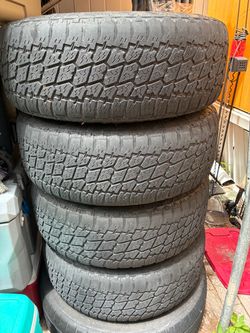 4 jeep tires and wheel 245/65R17