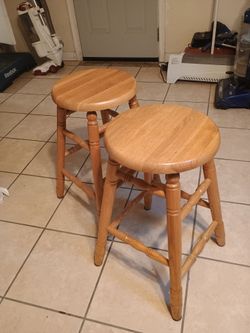 2- banquitos de madera $25- cada uno -$25- EACH - OILDALE