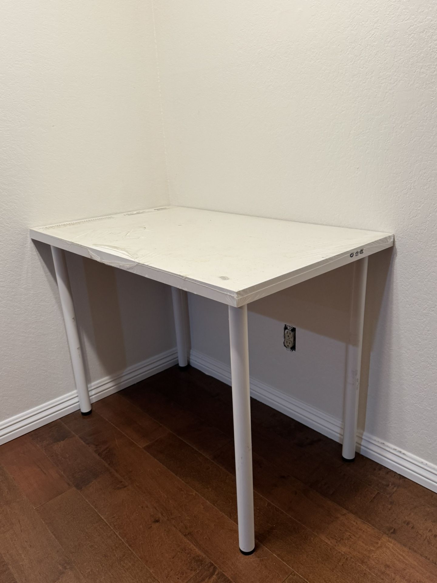   (NEW) White Desk (39 3/8x23 5/8")