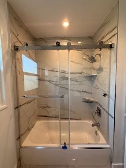 Puerta de Ducha Corrediza Sin Marco — $899 Instalada