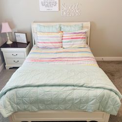 Queen size bedroom furniture Set