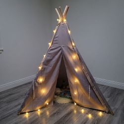 Kids Play Teepee Tent with Lights & Book Pocket – Like New!