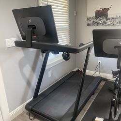 Peleton Treadmill, Perfect Condition!!!! Firm Price, Amazing Deal!