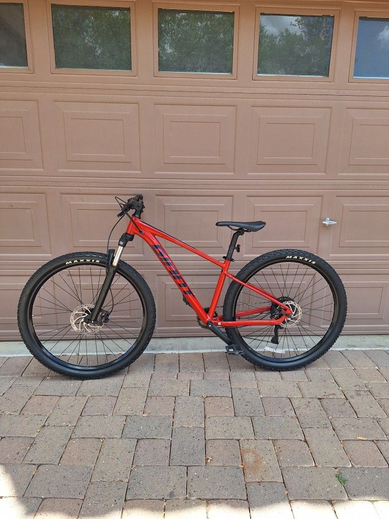 GIANT TALON 2 MOUNTAIN BIKE 29 ER 1 X 9 SPEED( SMALL)
