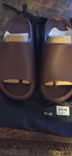 Yeezy Slides in the "Fudge" colorway YS01 100% authentic w , Dust  Bag included"YS-01" men's size 11/ men's size 12 pick up in Northridge $60