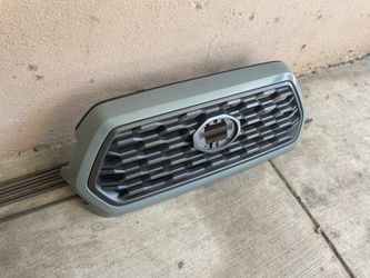 2023 Toyota Tacoma grill used Oem