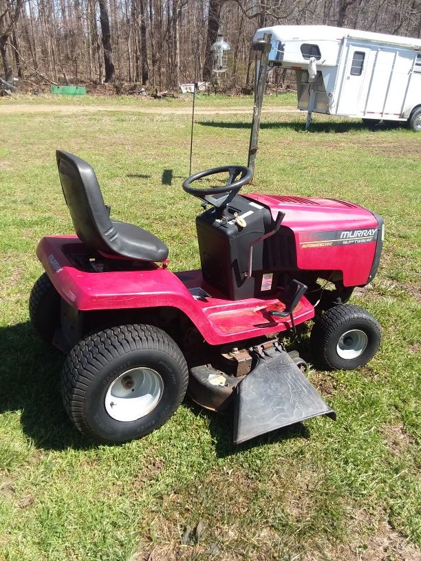 Riding mower, Murray wide-body! 18.5 B&S twin! 46"cutt automatic, runs an works Good! Asking $400 obo..