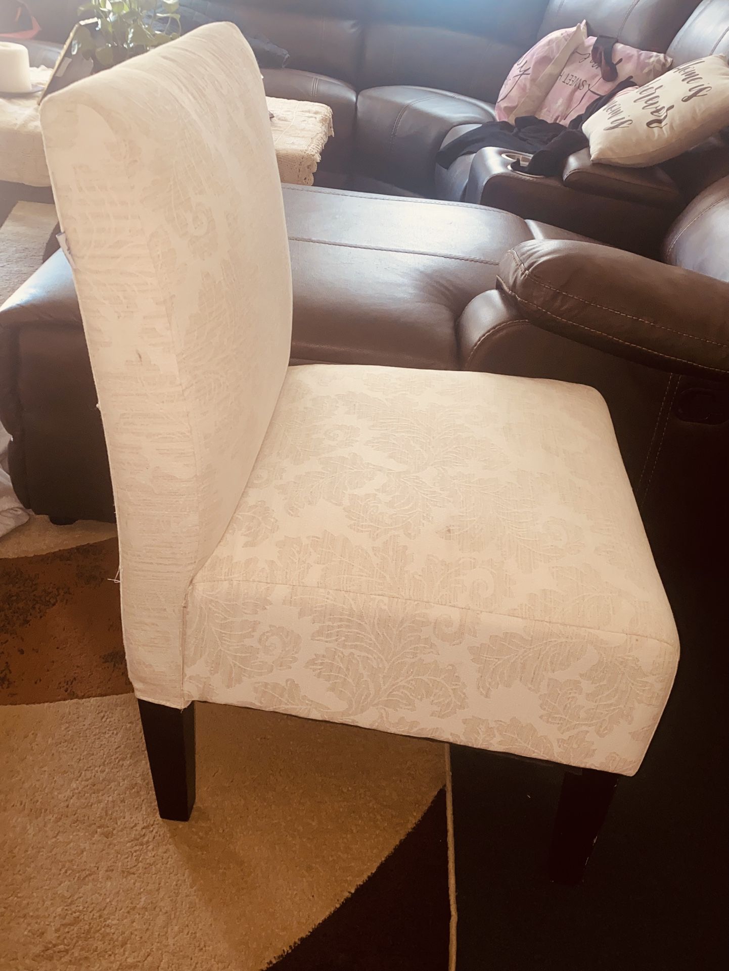 🩷🩷🩷🩷🩷$125-1 Beautiful off white/light cream colored large decorative living  room or bedroom chair. This is NOT a kitchen chair as in kitchen tab