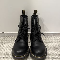 Women’s Doc Martens 1460 Leather Lace Boot Size 6 