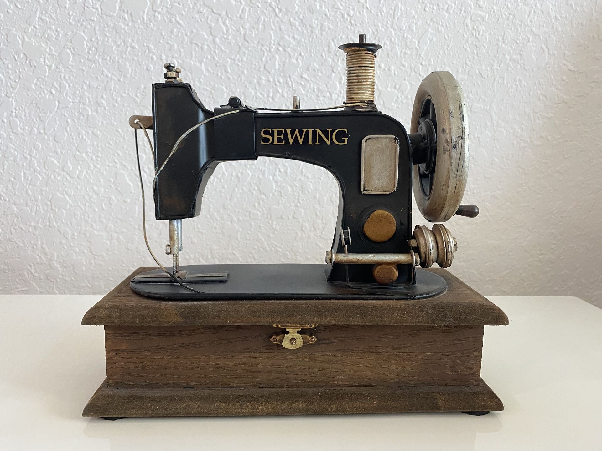 Vintage Singer Sewing Machine Trinket Box – Dark Grain Wood | 9” Storage & Decor