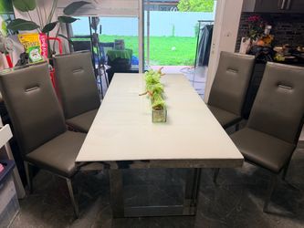 Mesa y sillas de piel $395