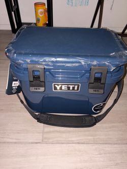 YETI Roadie Hard Cooler Navy Blue