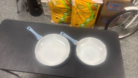 Gently used to size sauce pans Gently used two size sauce pans