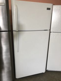 White 18 Cubic Foot Refrigerator
