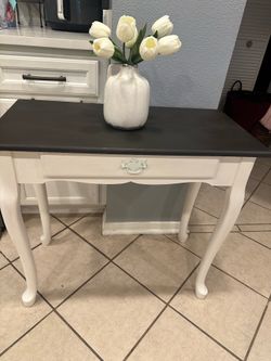 Entry table / vanity