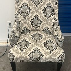 Like new strong living room chair