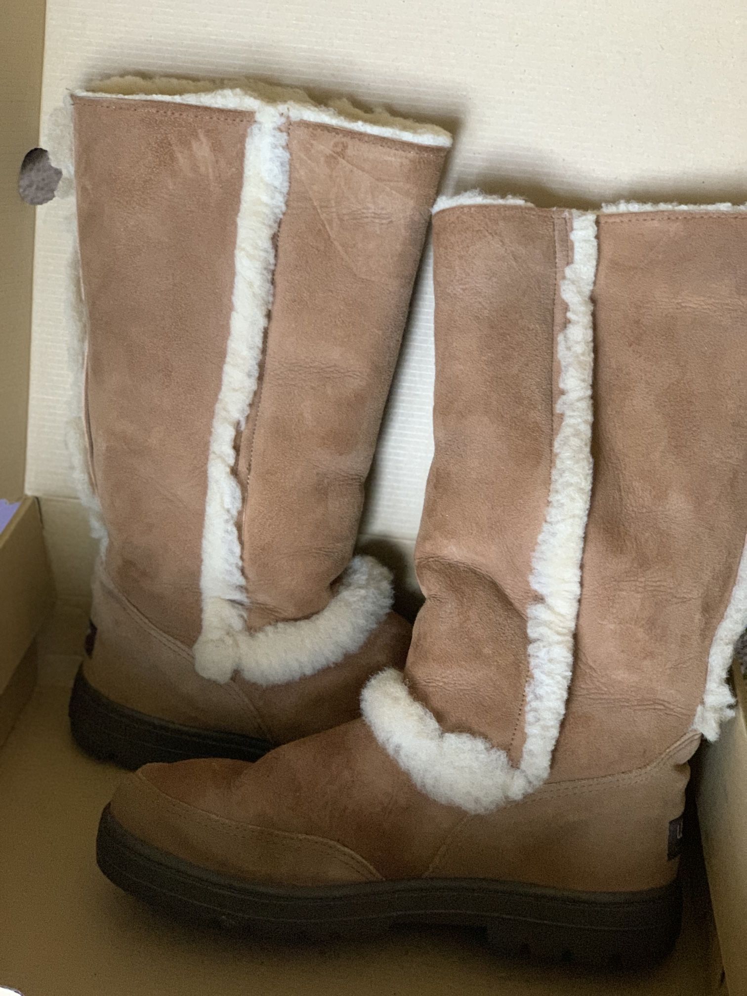 UGG Sundance Il Boots (Chestnut, Size 9)