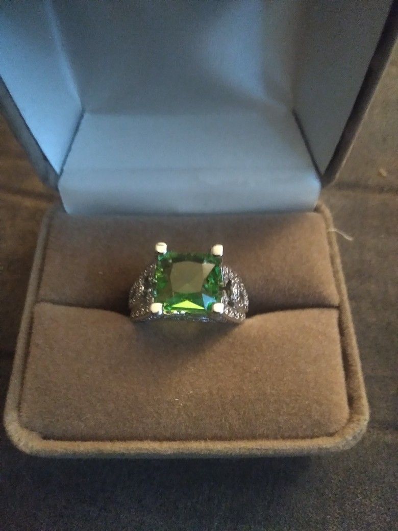 Sz 7 Sterling Silver Peridot Ring