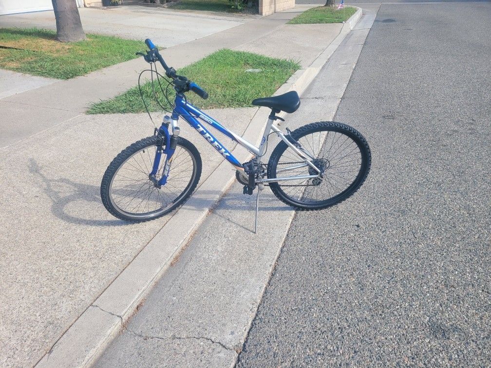 TREK 820 MOUNTAIN BIKE Bicycles