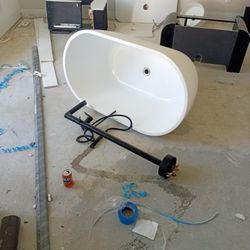 48 X 26 X 26. Beautiful Tub In Great condition. With Bath Nozzle 