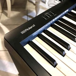 ROLAND FP-10 ACR PIANO