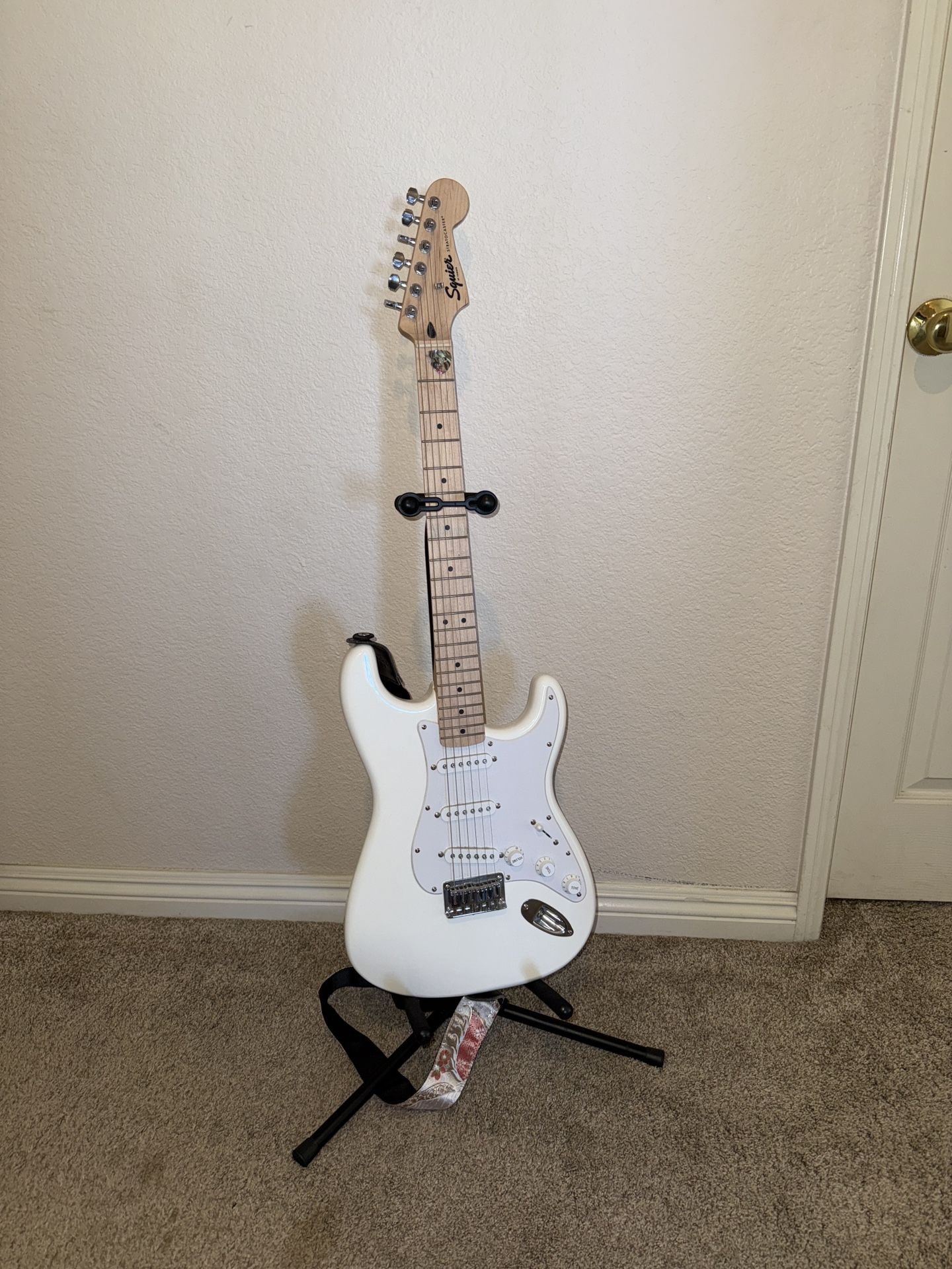 Complete Electric Guitar Starter Kit – Squier Strat + Fender Amp