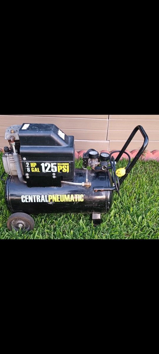 Central Pneumatic 8-gallon, 2 HP, 125 PSI air compressor. /Compressor De Aire