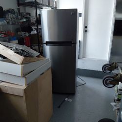 24 Kenmore Refrigetor