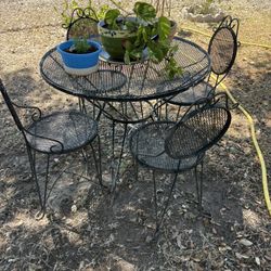 Mesa De Patio Con 4 Sillas De Fierro Nesesita Pintura Es 1950. $200
