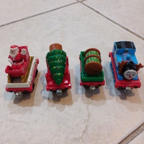 Thomas & Friends Take-n-Play Santa's Little Helper Thomas the Train Holiday Diecast Set