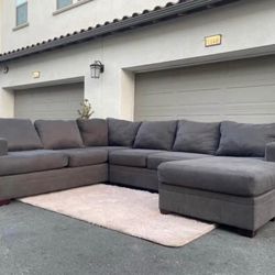 Huge Dark Grey Sectional Couch Sofa From Living Spaces In Excellent Condition - FREE DELIVERY 🚚